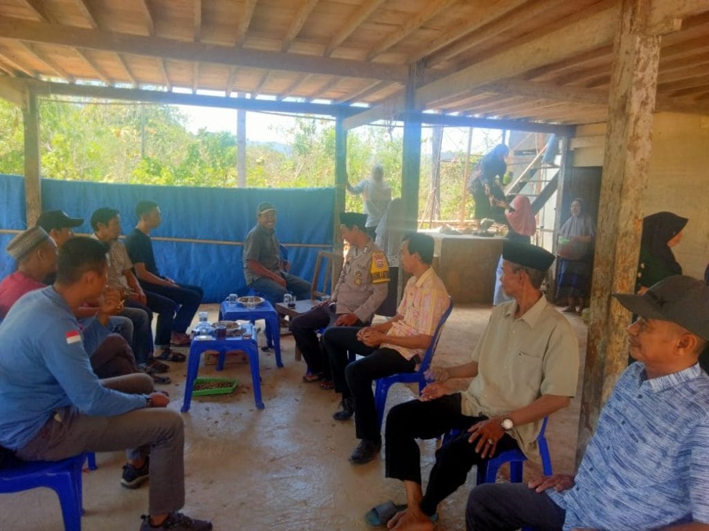 JUM’AT CURHAT, BHABINKAMTIBMAS POLSEK TONDONG TALLASA BERSAMA MASYARAKAT DESA BANTIMURUNG DENGARKAN KELUH KESAH MASYARAKAT .