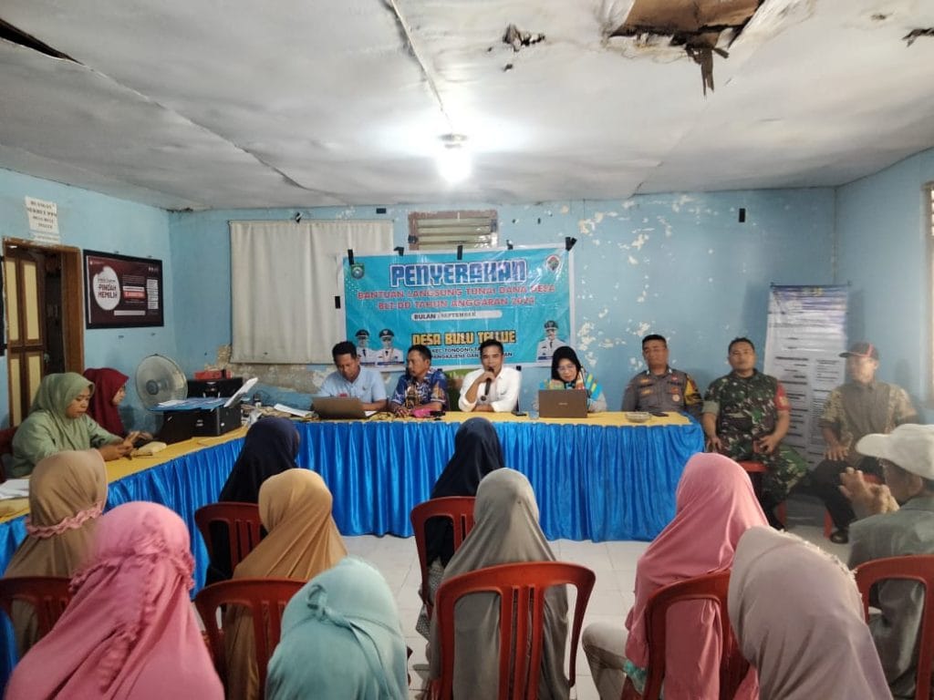 Senantiasa Kawal Penyaluran Bantuan Bhabinkamtibmas Desa Bulu Tellue Hadiri Penyaluran Bantuan Langsung Tunai Dana Desa (BLT-DD) tahun 2024