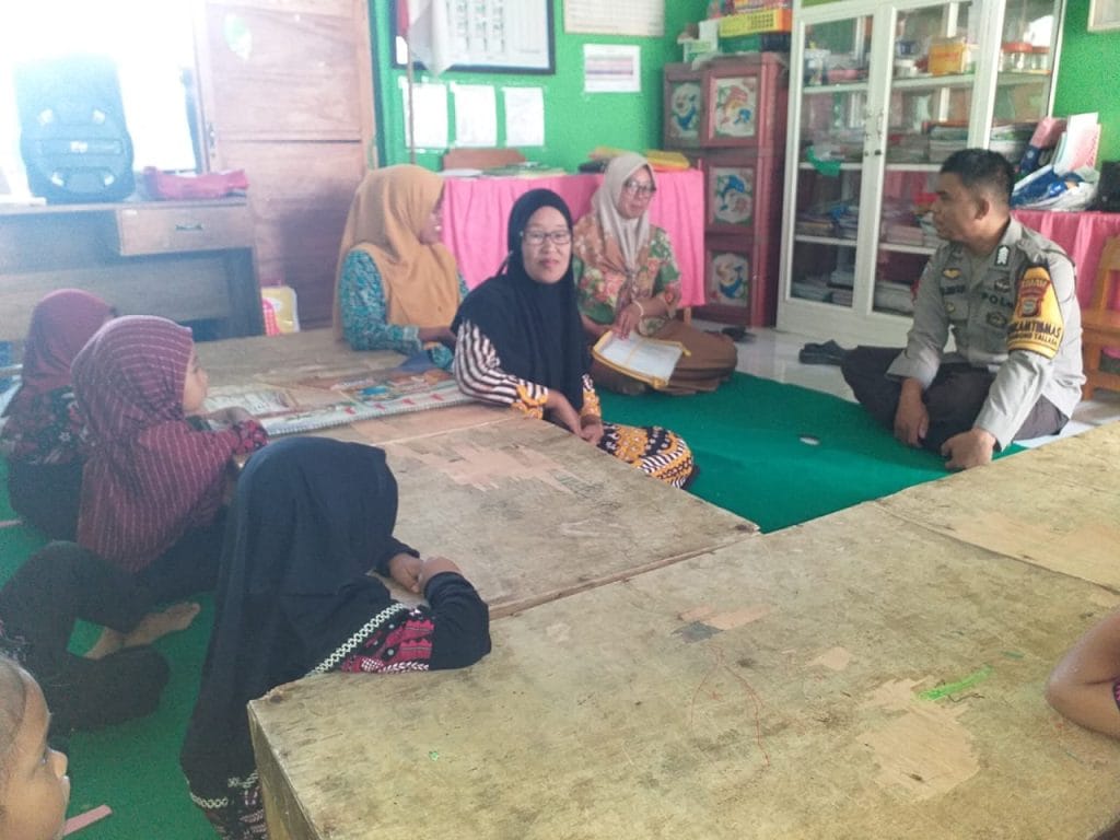 Jelang Pilkada Serentak Tahun 2024 Bhabinkamtibmas Sambangi Taman Kanak Pertiwi Bonto