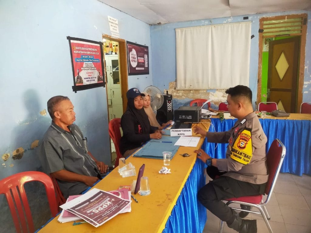 Pantau Jalannya Tahapan Pilkada Serentak Tahun 2024, Bhabinkamtibmas Desa Bulu Tellue Koordinasi Dengan PPS Desa Bulu Tellue
