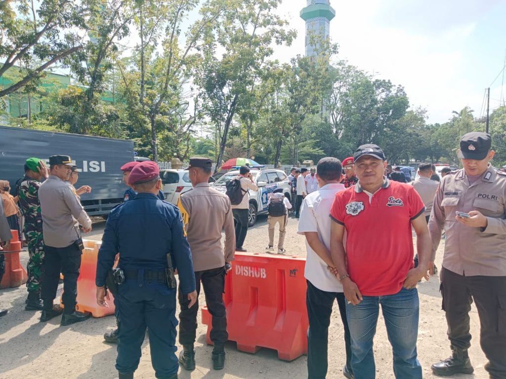 Personil Polsek Tondong Tallasa Laksanakan Pengamanan Penetapan Nomor Urut Paslon Bupati dan Wakil Bupati di KPU Kabupaten Pangkep