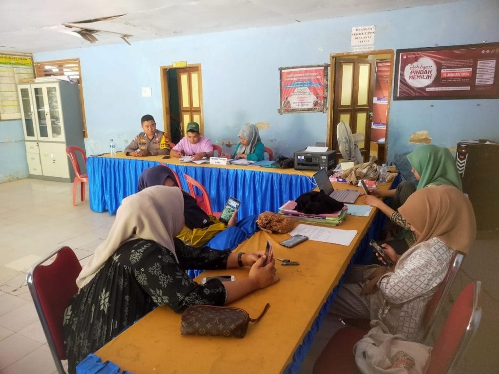 Jalin Kerjasama Sukseskan Pilkada Serentak Rahun 2024, Bhabinkamtibmas Desa Bulu Tellue Sambangi Sekertariat PPS Desa Bulu Tellue