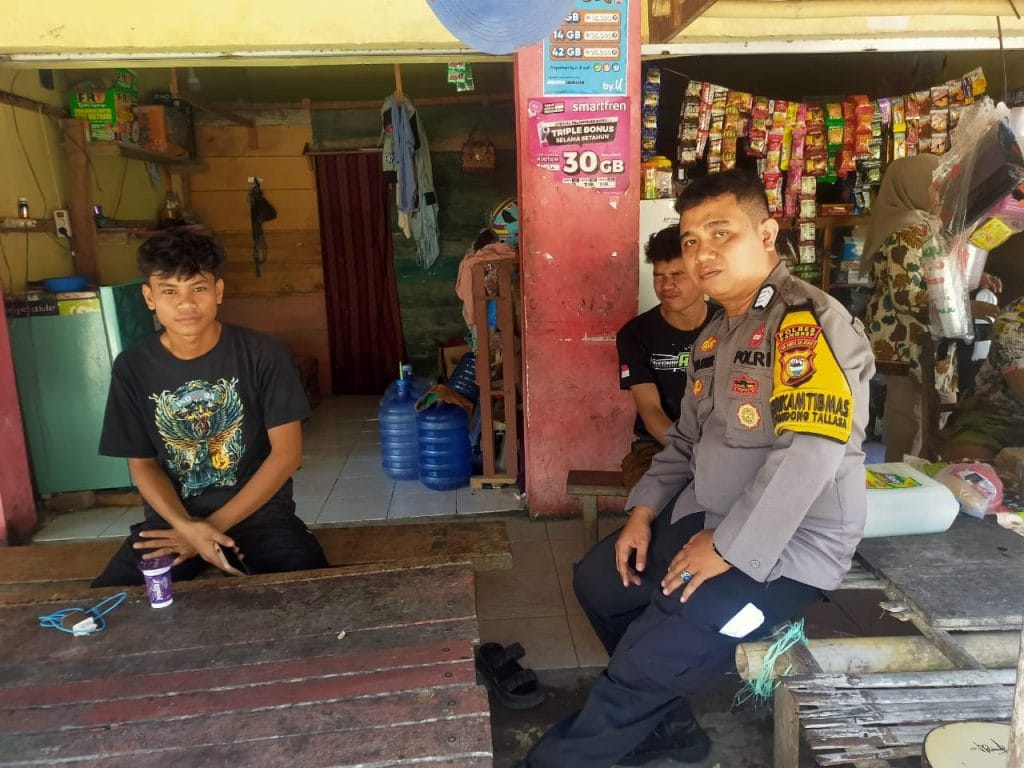 Cegah Tindak Pidana Pencurian dan Pastikan Barang Jualan Warga Masih Layak Konsumsi, Bhabinkamtibmas Desa Bulu Tellue Menyambangi Warung Milik Warga