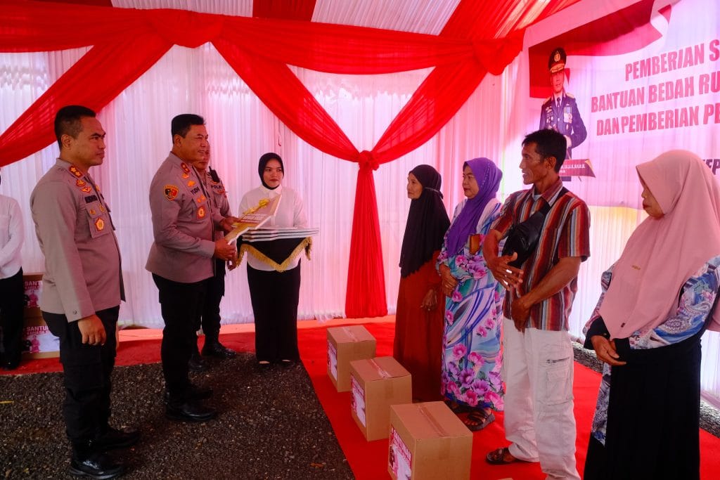 Kapolda Sulsel Kunjungi Polres Wajo, Resmikan Lapangan Bulutangkis dan Serahkan Bantuan Sosial
