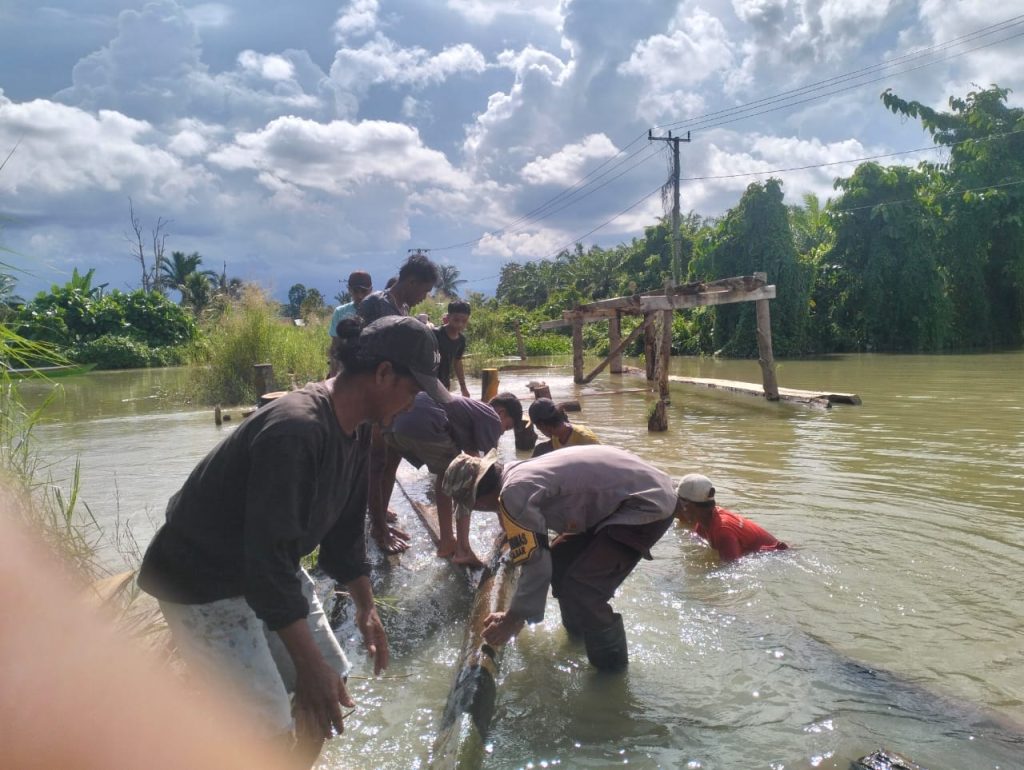 Wujud Kepedulian,Bhabinkamtibmas Polsek Malangke Barat Gotong Royong Bangun Jembatan Antar Desa