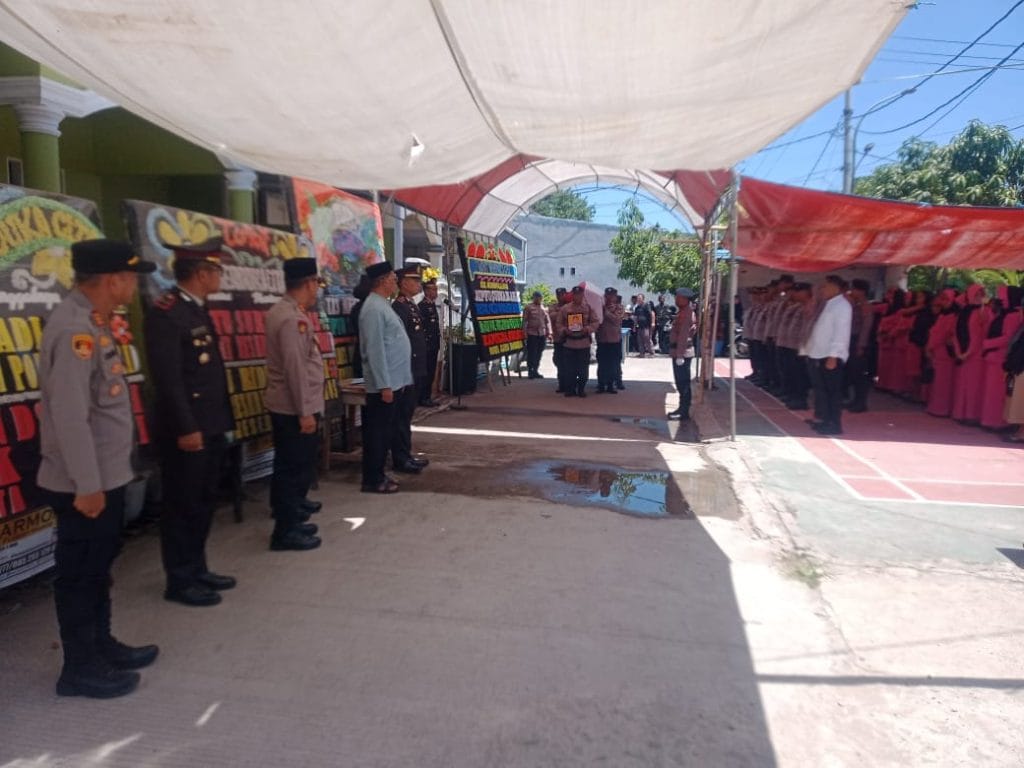 Penghormatan Terakhir, Jenazah Anggota Polsek Mandai Diberangkatkan Secara Dinas