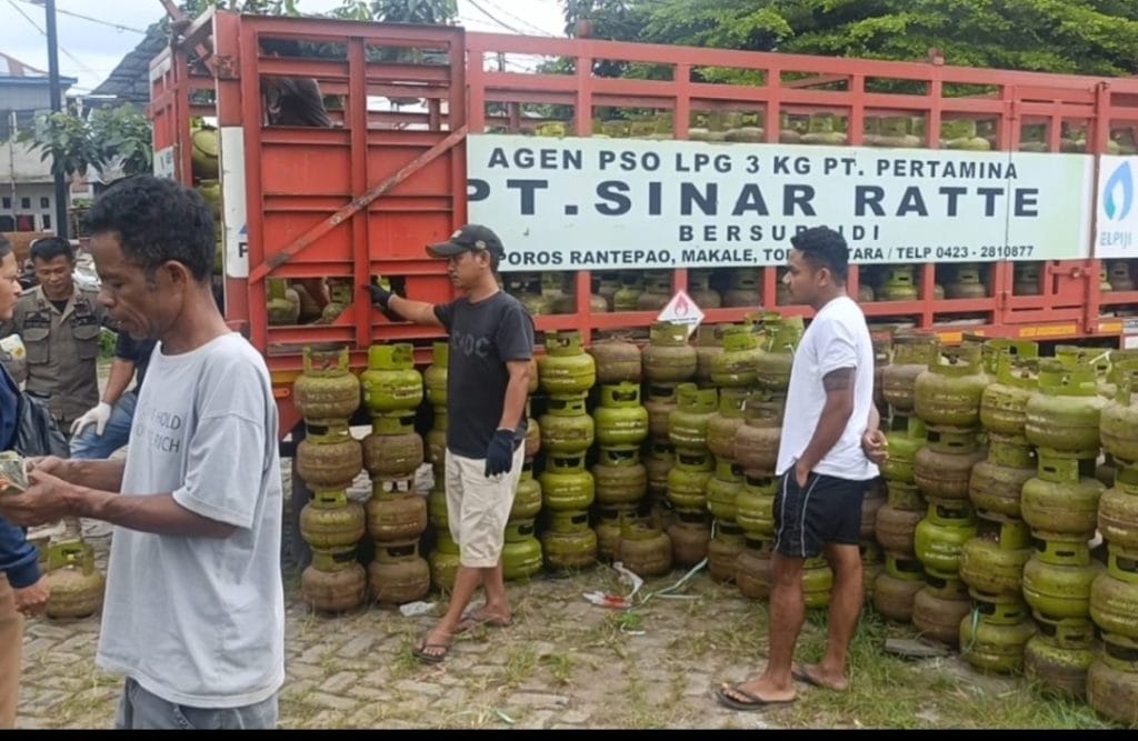 Harga LPG 3 Kg Melonjak, Disperindag Torut dan Agen Sinar Ratte Gelar Operasi Pasar Murah